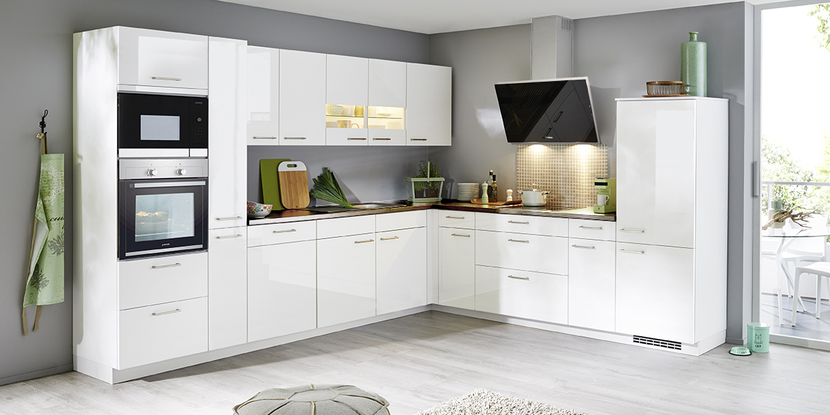 Für viele Grundrisse bietet sie die ideale Form: Die klassische L-Küche mit speziellen Ecklösungen für Schränke sowie einem zentralen Arbeitsschwerpunkt. Sie macht die Arbeitswege kurz, das Kochen direkt und gibt Ihren frischen Kreationen die besondere Würze.
