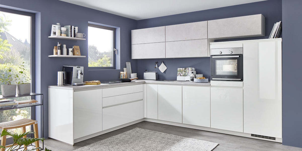 Für viele Grundrisse bietet sie die ideale Form: Die klassische L-Küche mit speziellen Ecklösungen für Schränke sowie einem zentralen Arbeitsschwerpunkt. Sie macht die Arbeitswege kurz, das Kochen direkt und gibt Ihren frischen Kreationen die besondere Würze.