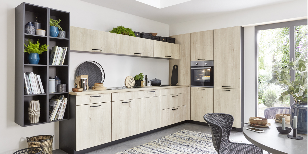 Für viele Grundrisse bietet sie die ideale Form: Die klassische L-Küche mit speziellen Ecklösungen für Schränke sowie einem zentralen Arbeitsschwerpunkt. Sie macht die Arbeitswege kurz, das Kochen direkt und gibt Ihren frischen Kreationen die besondere Würze.